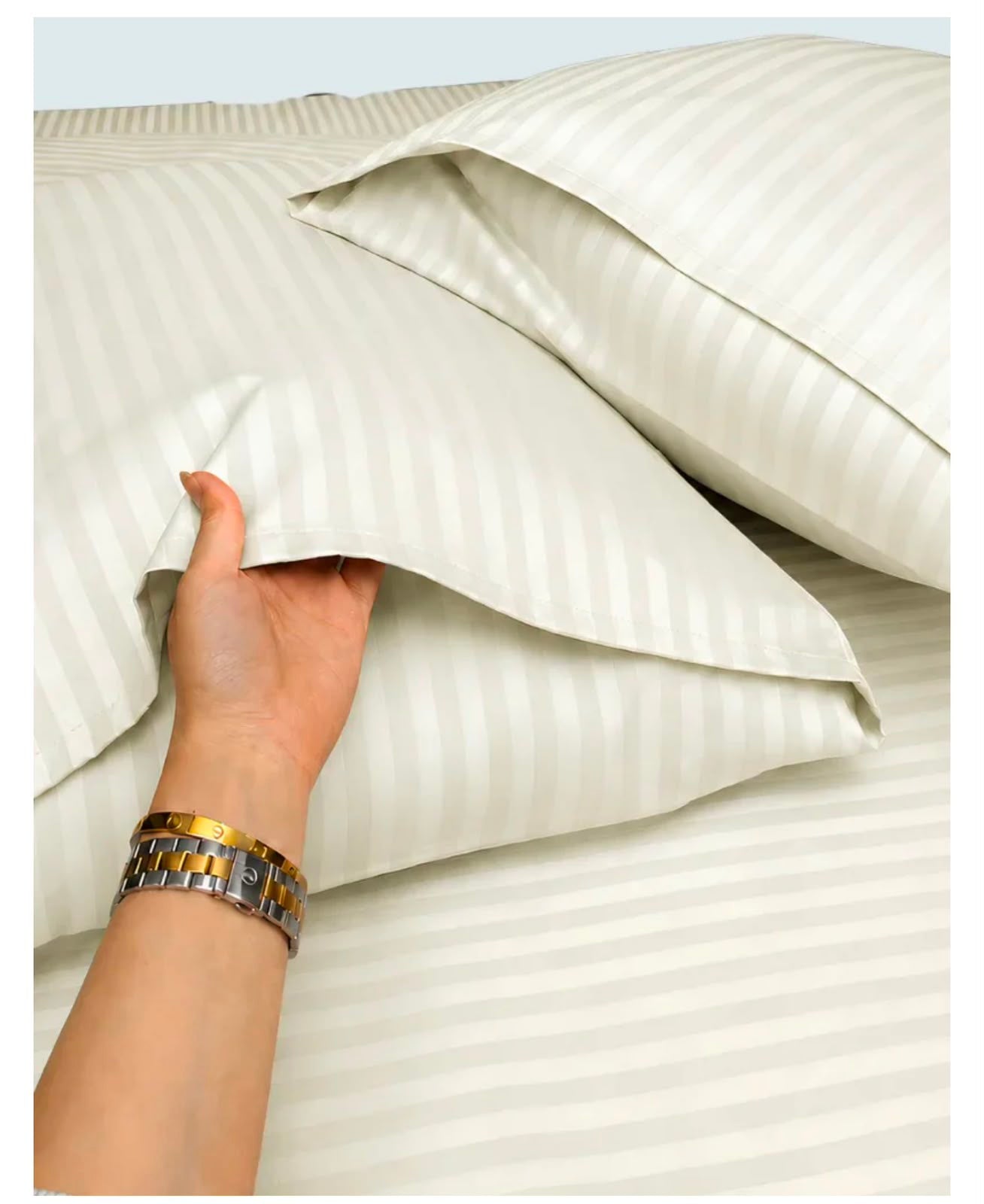 King size fitted bed sheet with 2 pillow covers leather embosed cotton satin (72*78)
Color (off white)