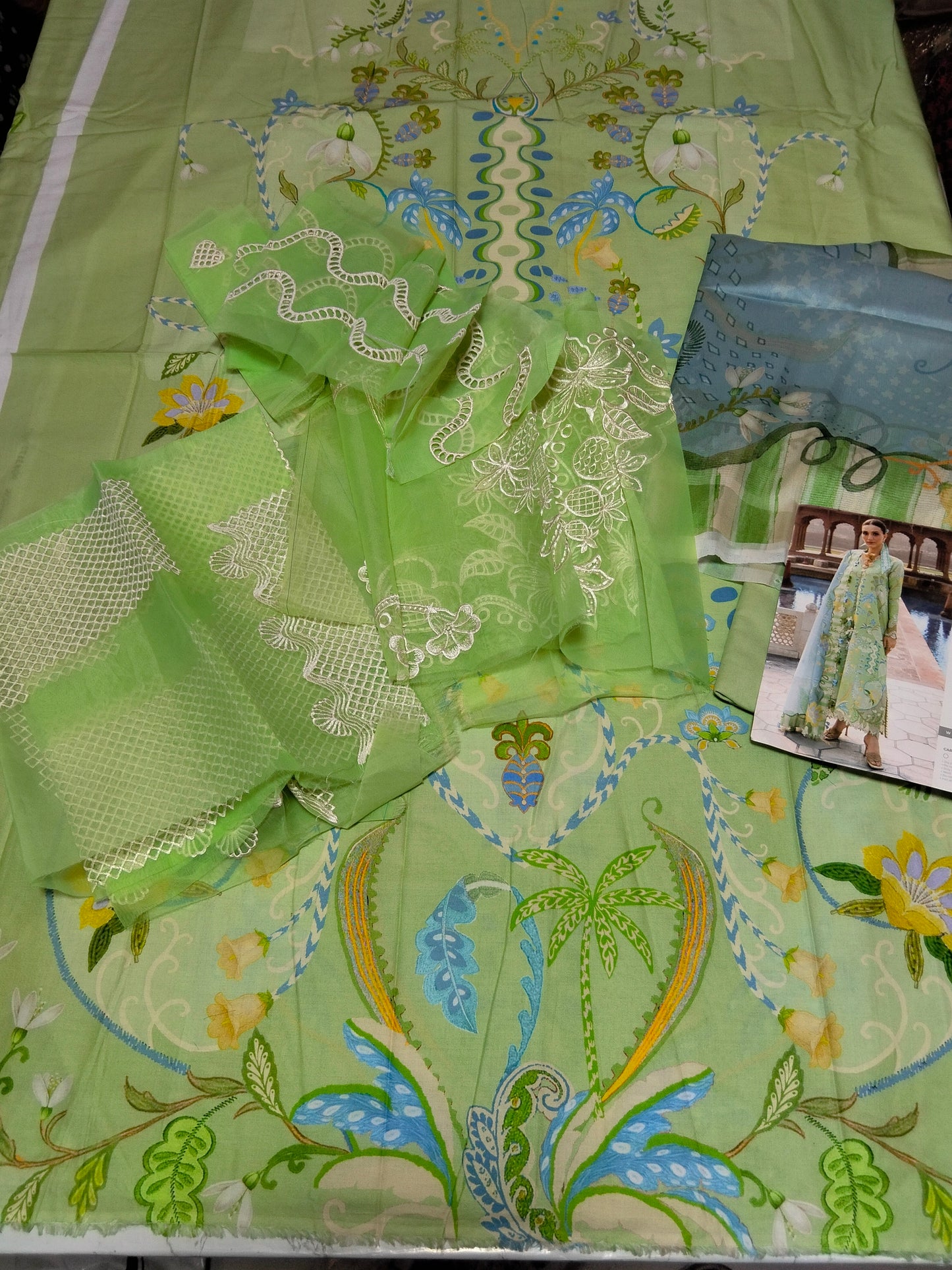 Sale Flow By Crimson embroided organza for front embroided patches with printed silk dupatta (complete 3pc)