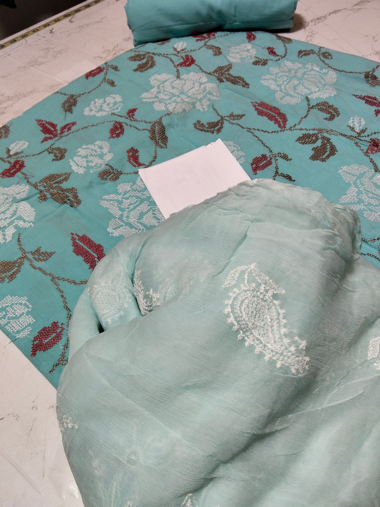 Sale breeze embroided lawn 2pc with plain trouser+breeze embroided pure chiffon dupatta