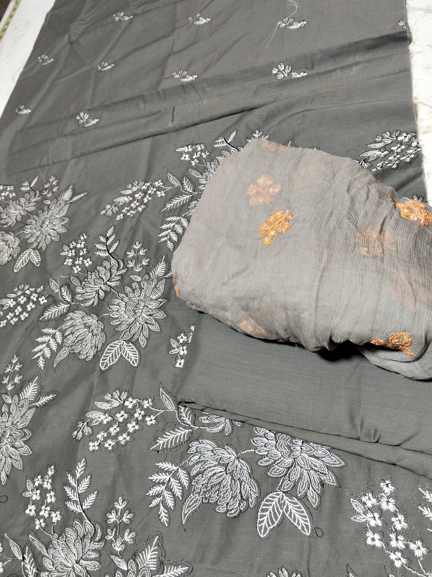 Sale breeze embroided lawn 2pc+ breeze embroided pure chiffon dupatta