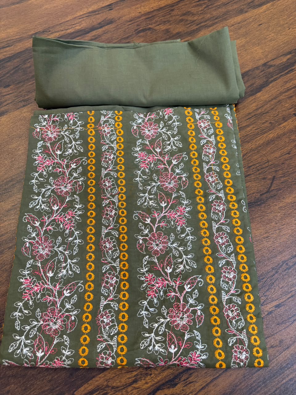 Bareeze embroidered style lawn 2pc