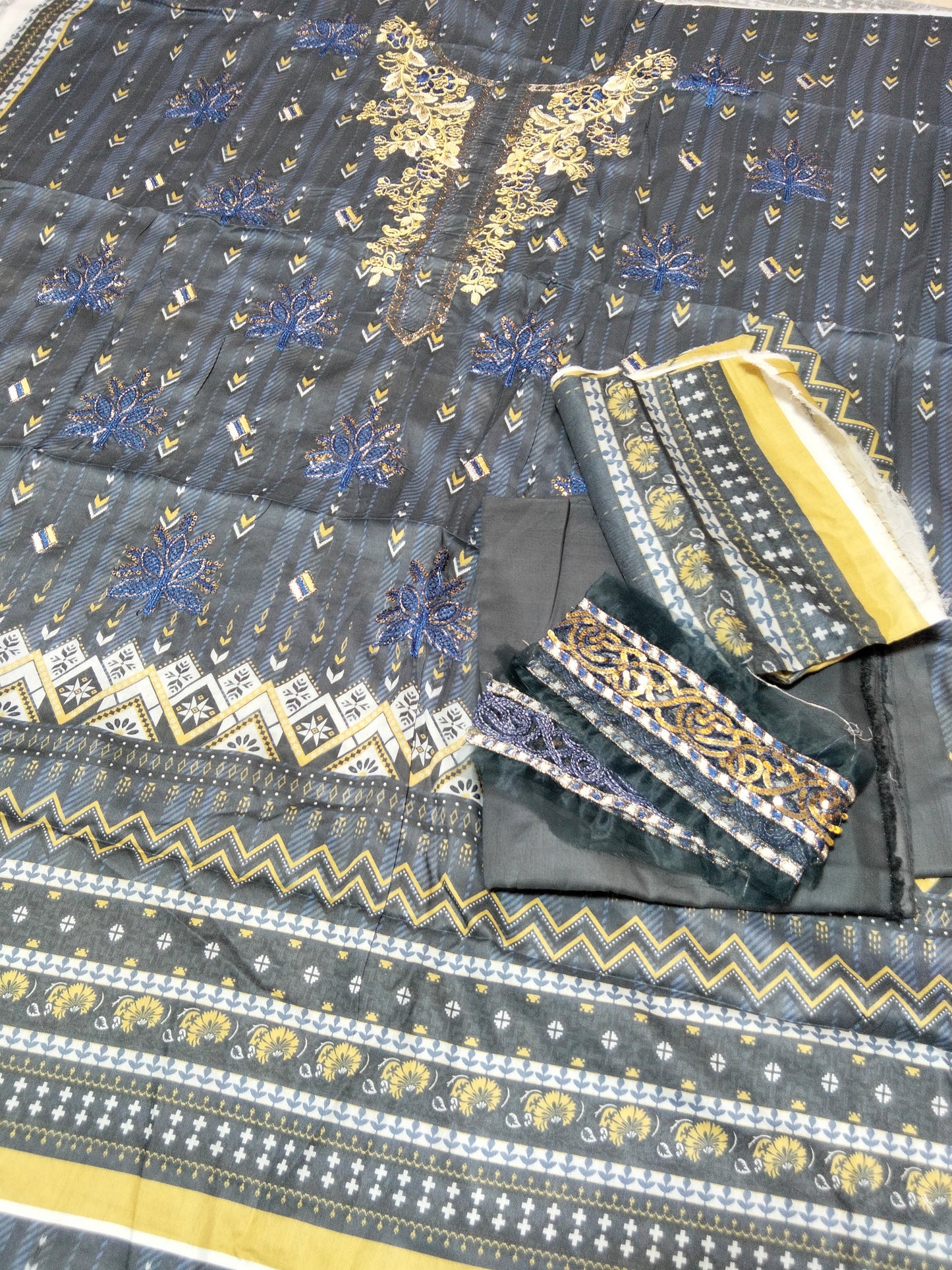 Sale Embroidered Lawn 3pc with Embroidered Patch