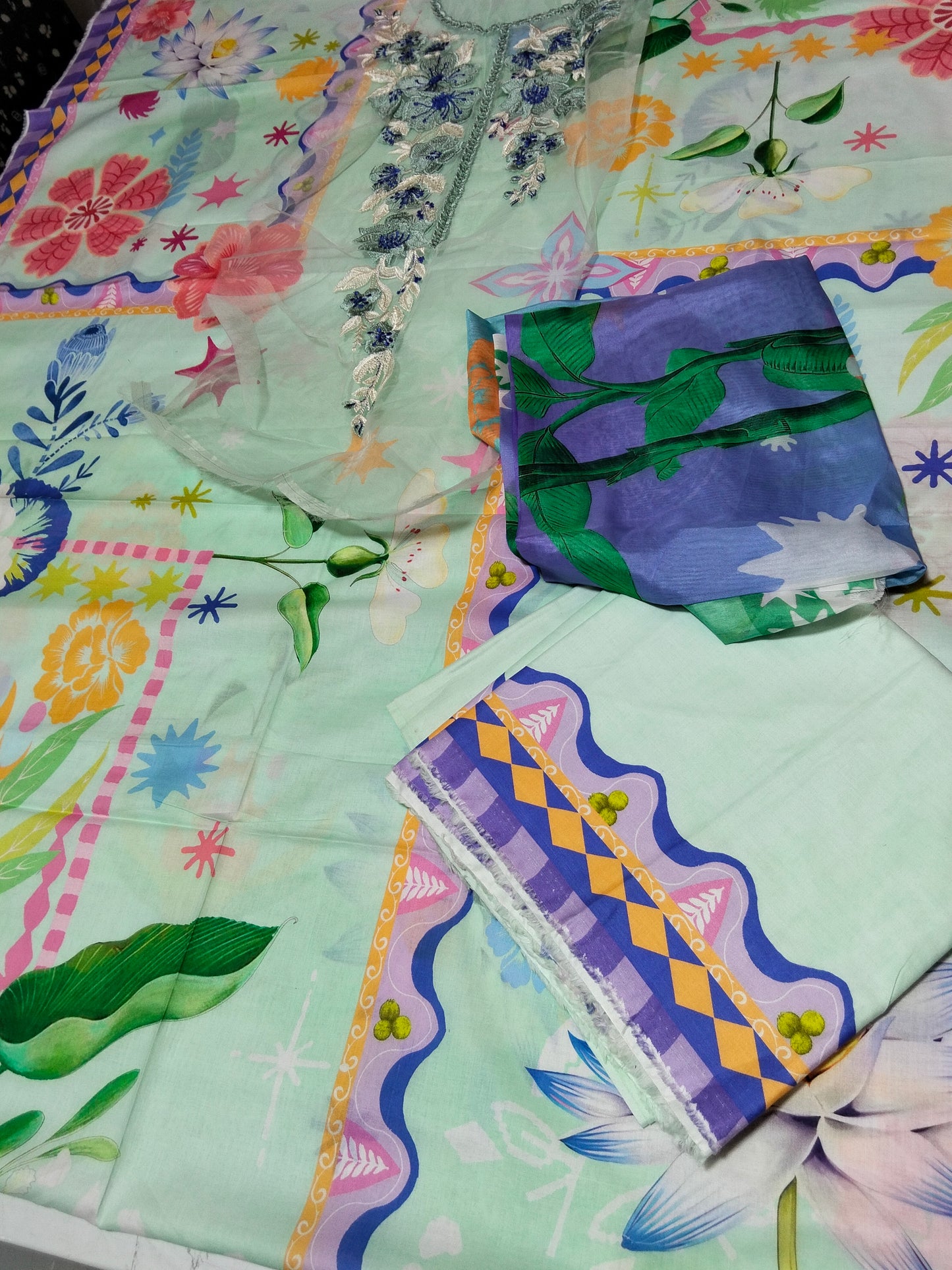 Sale Mushq printed lawn 3pc with plain trouser and printed silk dupatta ,embroided patches