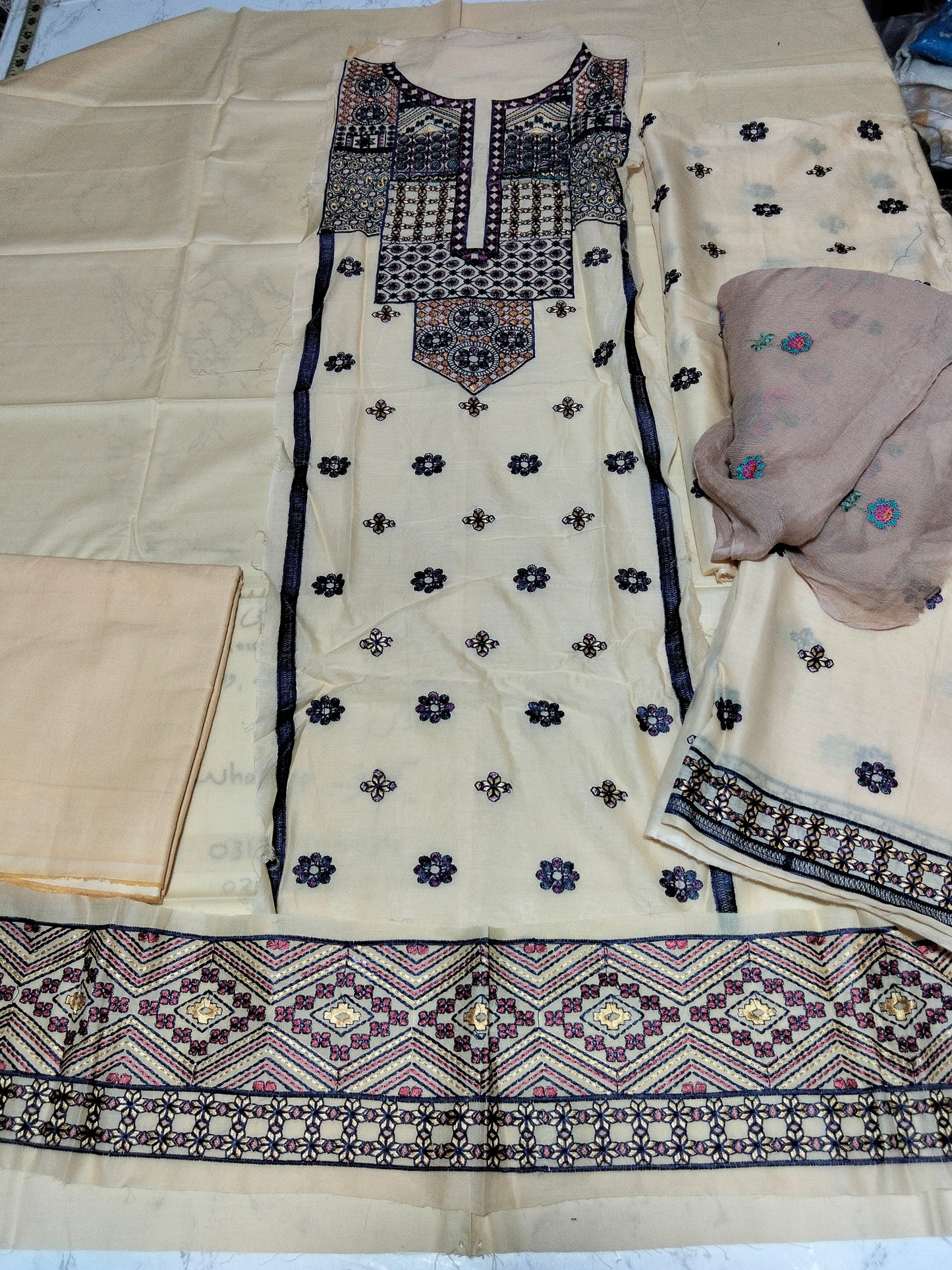Sale big brand embroided lawn 2pc+Breeze embroided pure chiffon dupatta