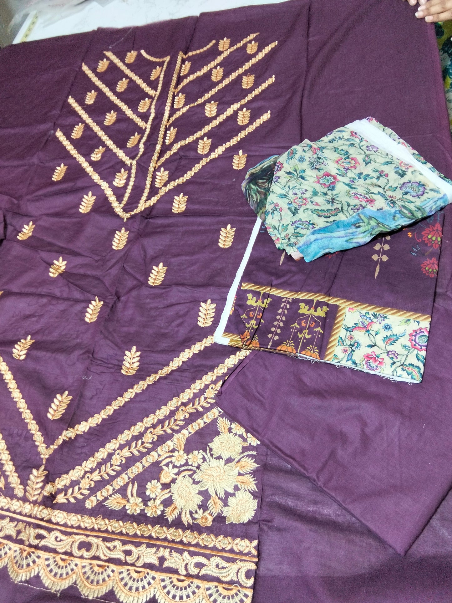 Sale Embroided lawn 3pc with plain trouser and printed chiffon dupatta
