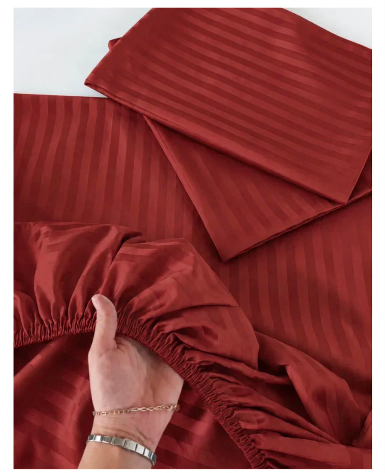 King size fitted bed sheet with 2 pillow covers leather embosed cotton satin (72*78)
Color (maroon)