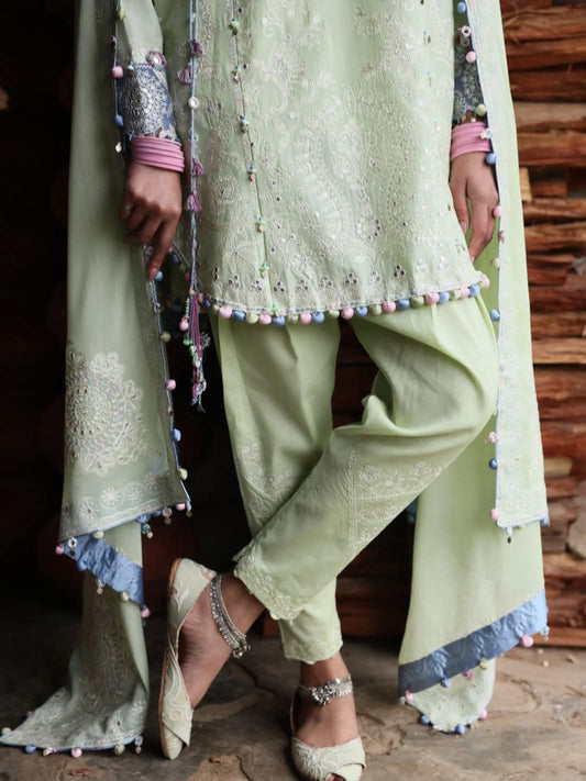 zaha luxury embroided lawn 3pc