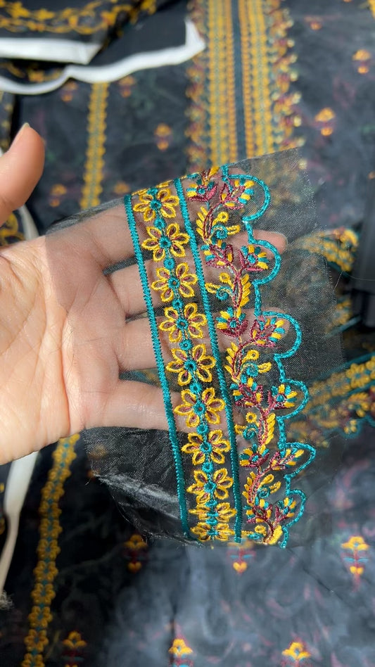 Safa noor luxury embroided lawn 3pc