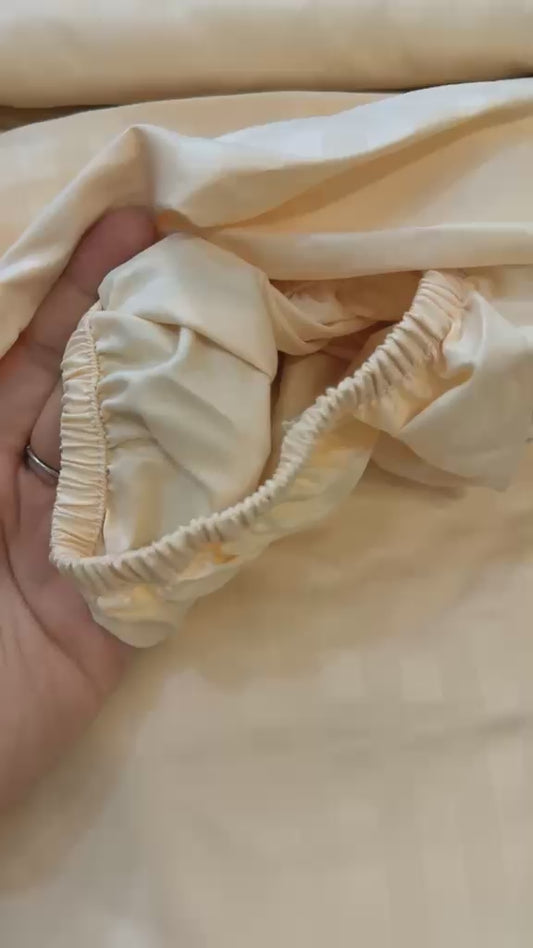 King size fitted bed sheet with 2 pillow covers leather embosed cotton satin (72*78)
Color (skin boski)
