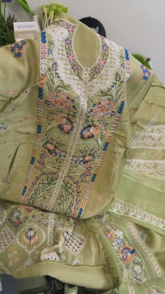 Nureh Riaz arts luxury embroidered 3pc winter