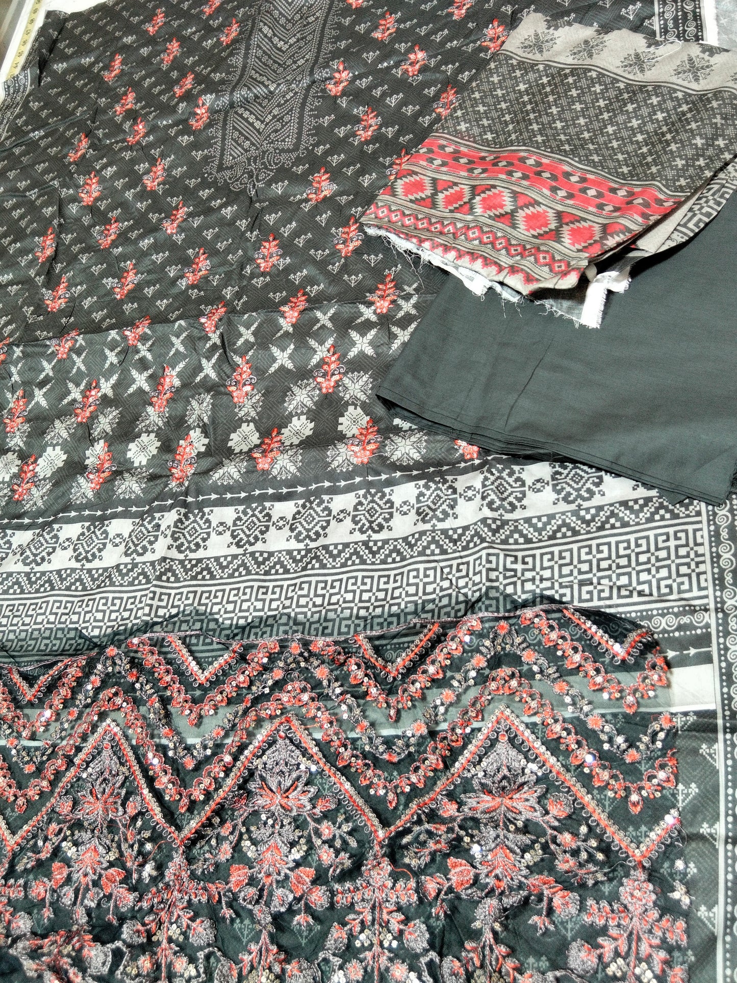 Sale printed+embroided lawn 3pc embroided patches with plain trouser