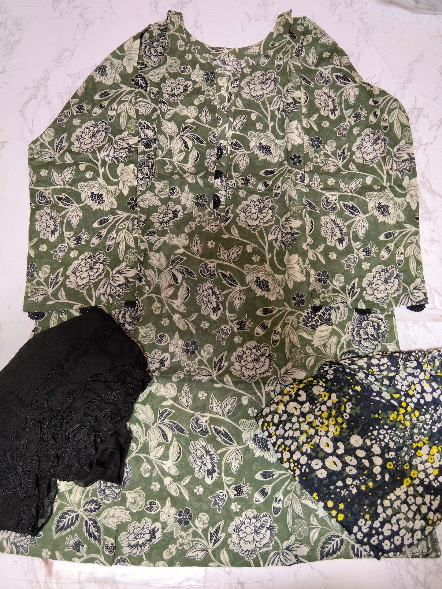 Sale stitch printed lawn 2 PC (ch. 21)(length. 37) with farshi shlwar (length 40)  +pure chiffon embroided dupatta