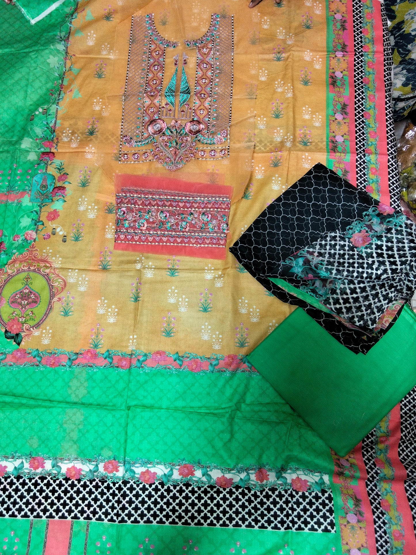 Sale Wardha Saleem printed lawn 3pc with plain trouser and embroided patches  printed chiffon dupatta