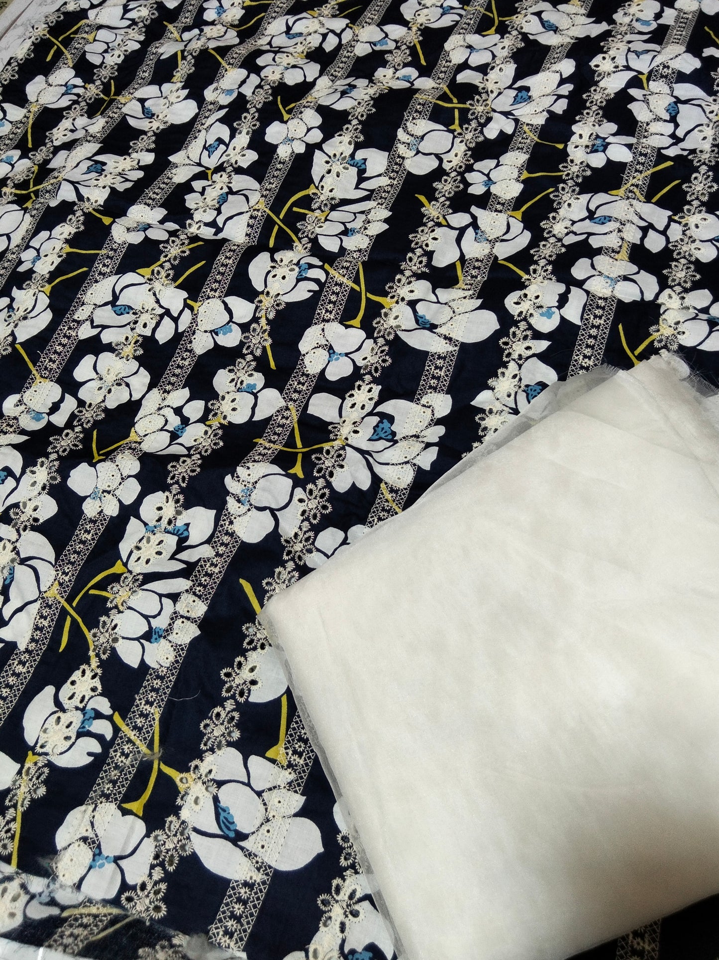 Sale Embroidered Lawn Shirt+ Organza Dupatta