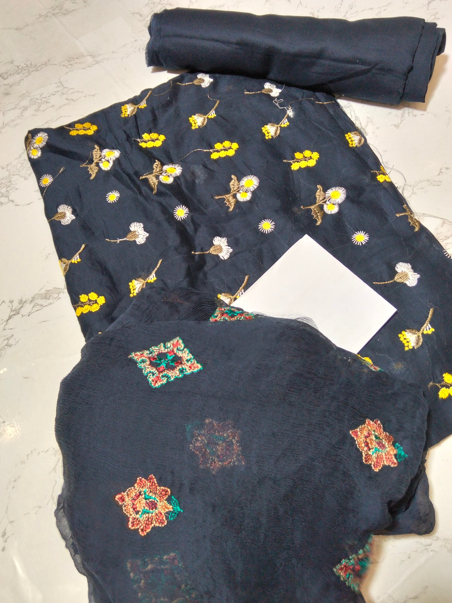 Sale breeze embroided lawn 2pc with plain trouser+breeze embroided pure chiffon dupatta