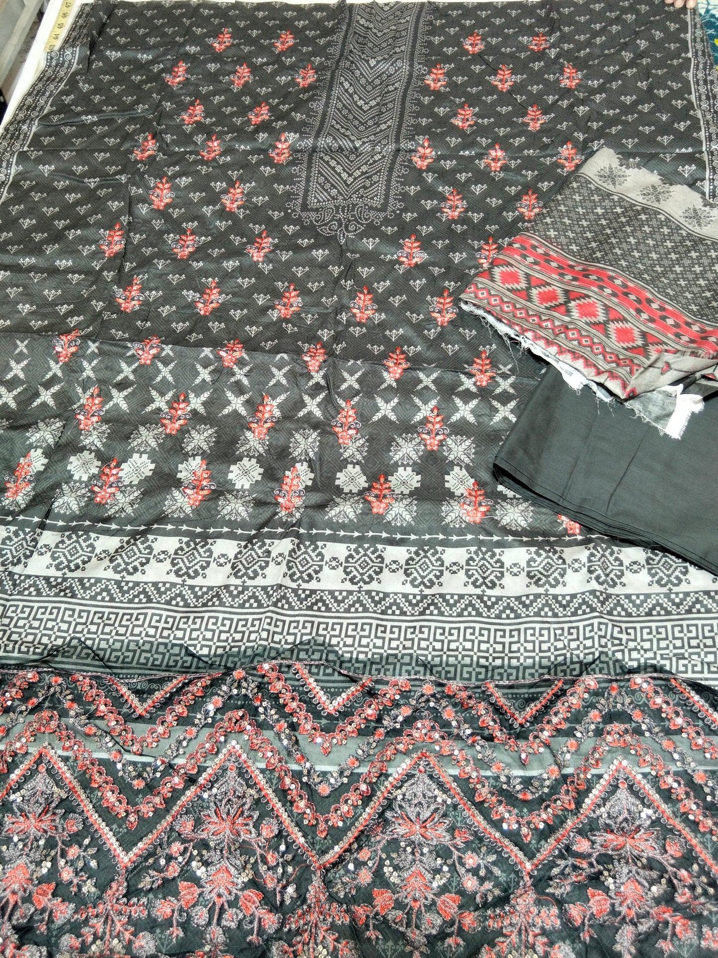 Sale printed+embroided lawn 3pc embroided patches with plain trouser