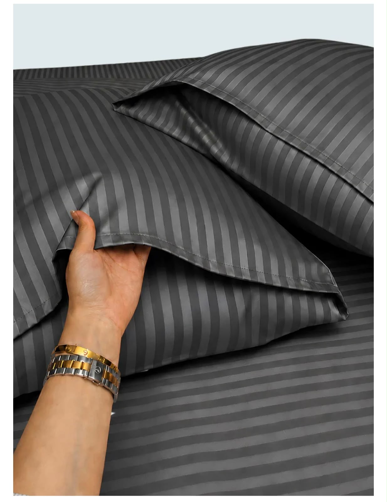 King size fitted bed sheet with 2 pillow covers leather embosed cotton satin (72*78)
Color ( dark gray)d.g
