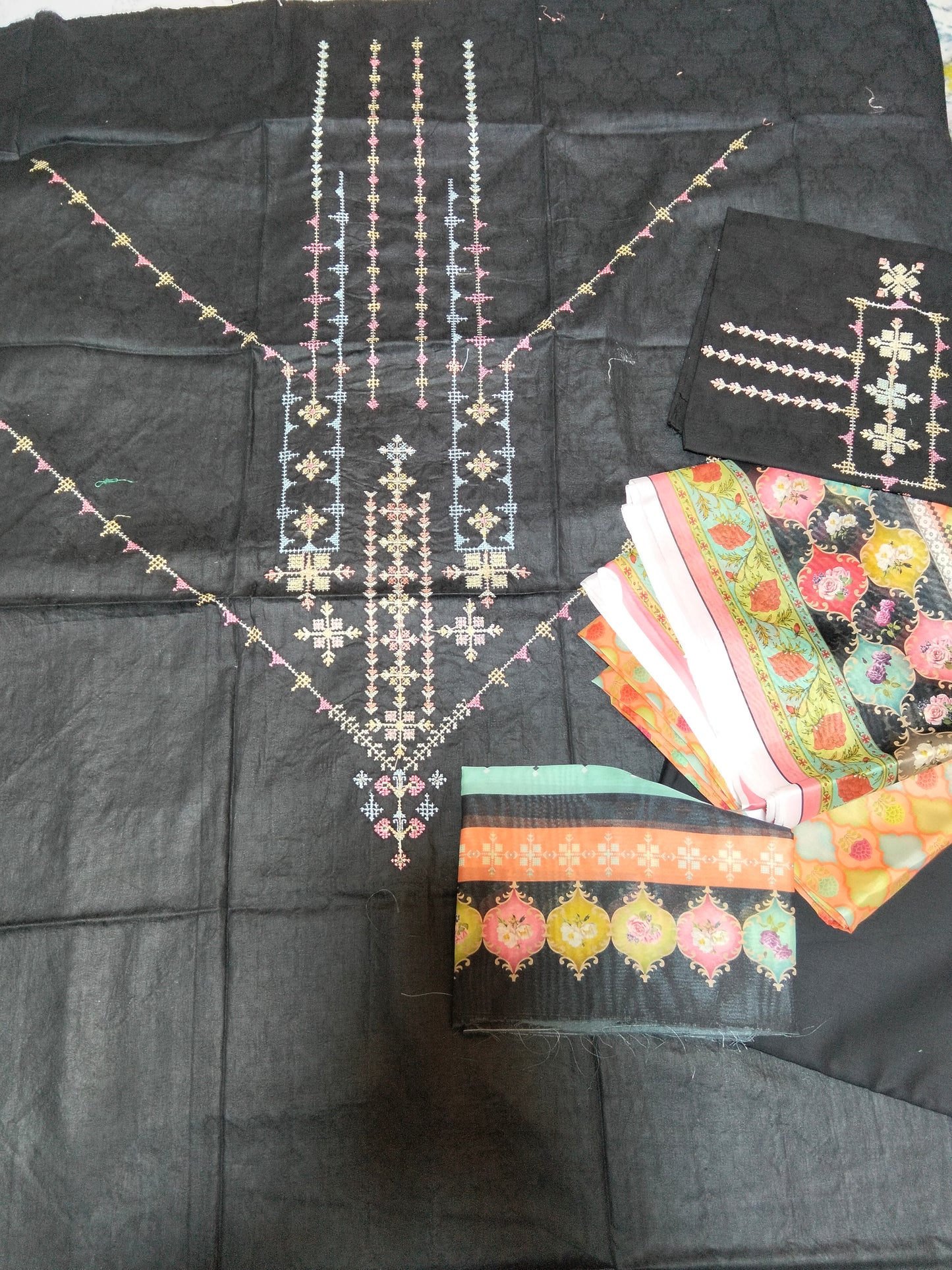 Sale Wardha Saleem embroided lawn 3pc with printed silk dupatta