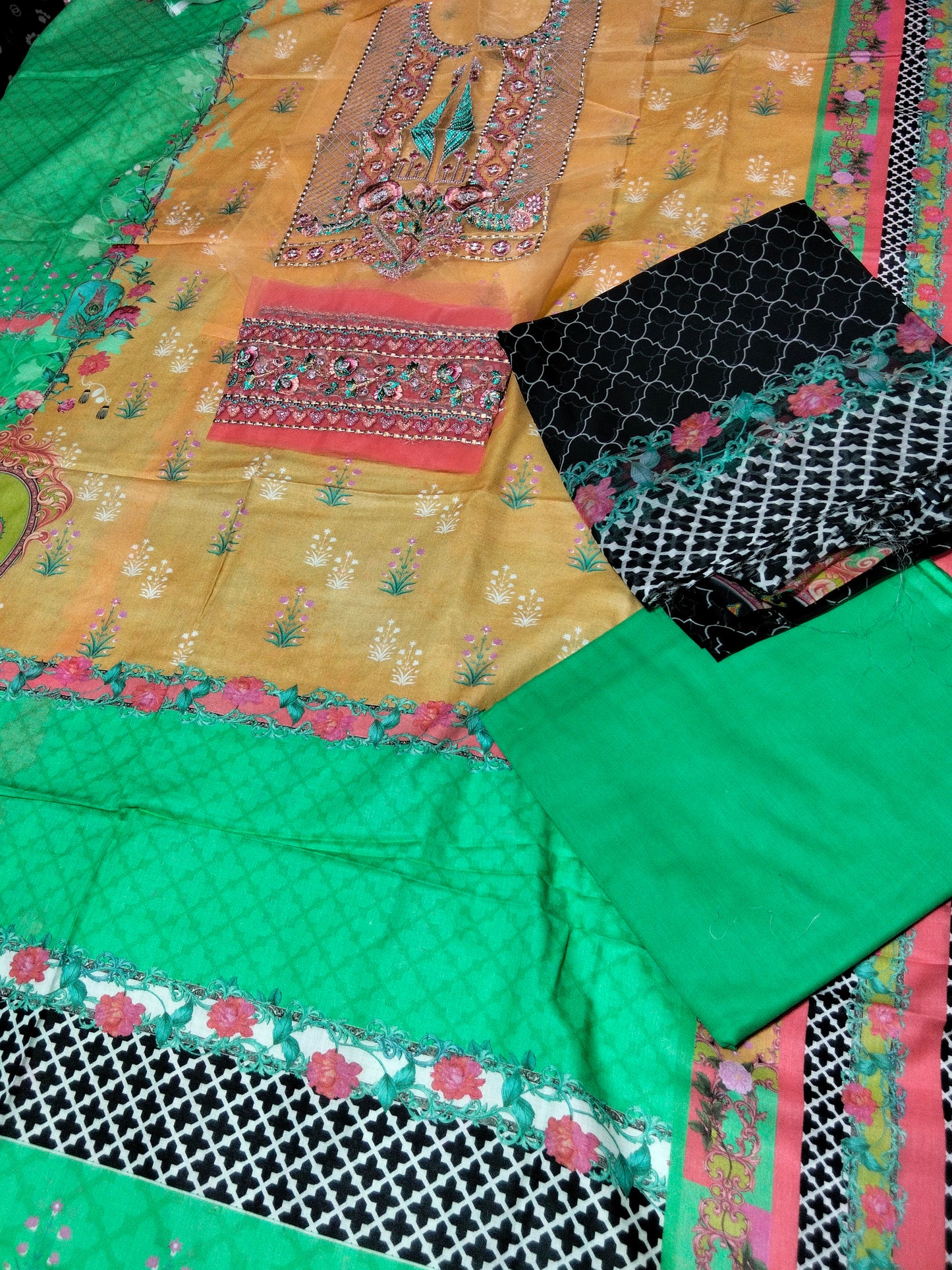 Sale Wardha Saleem printed lawn 3pc with plain trouser and embroided patches  printed chiffon dupatta