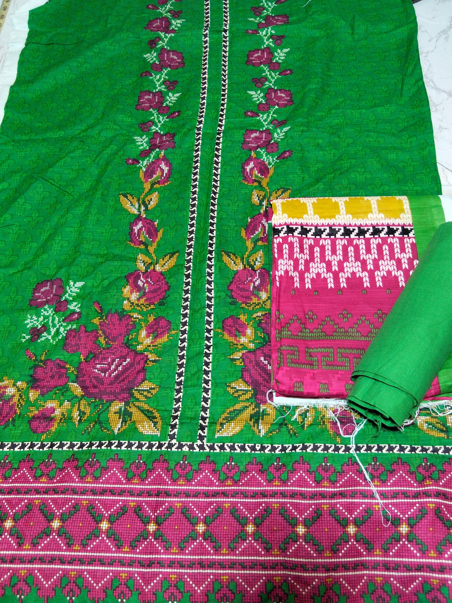 Sale j. Khaddar 3pc with plain trouser (minor def)