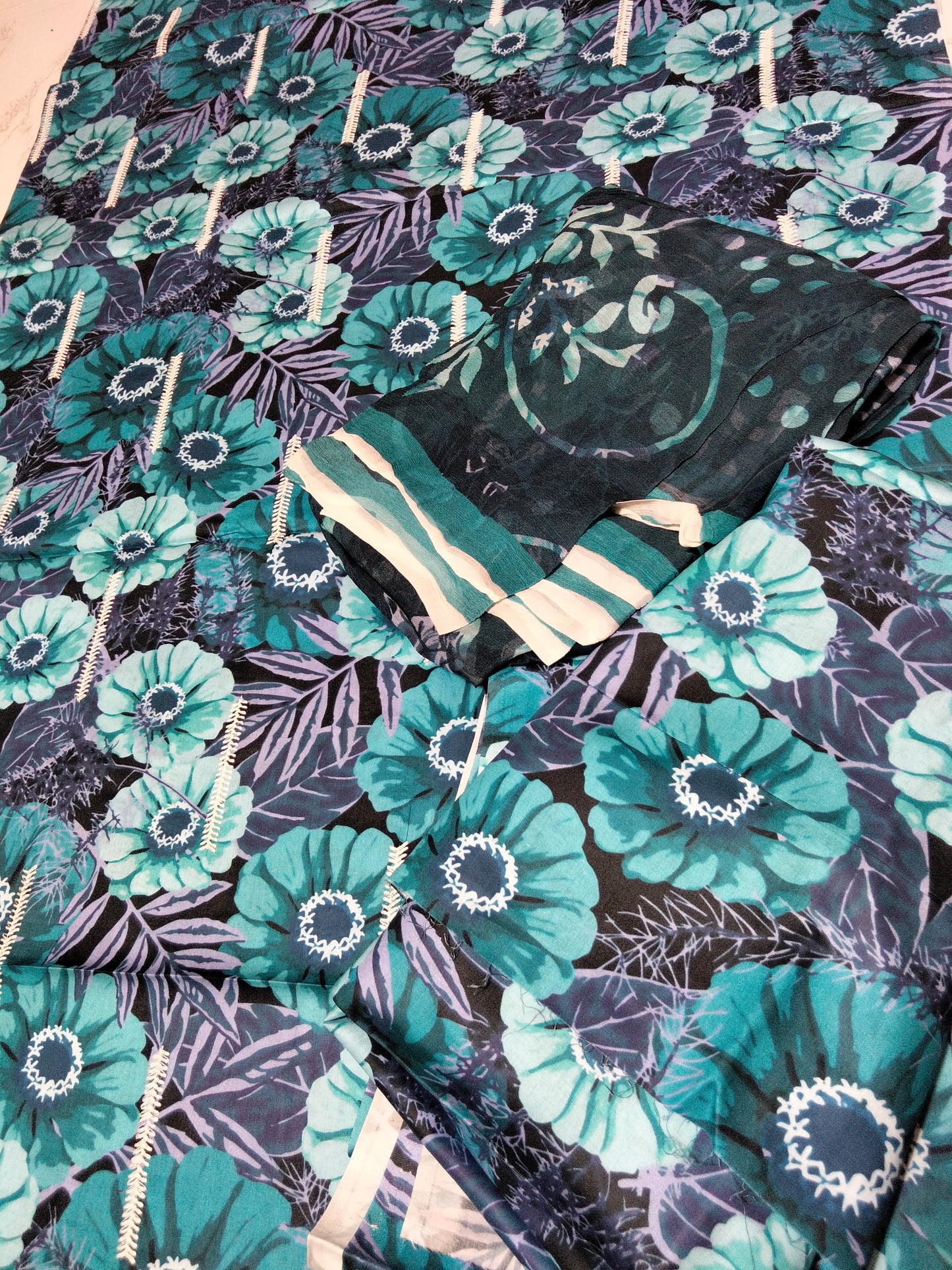 Sale breeze embroided lawn 3pc with printed chiffon dupatta
