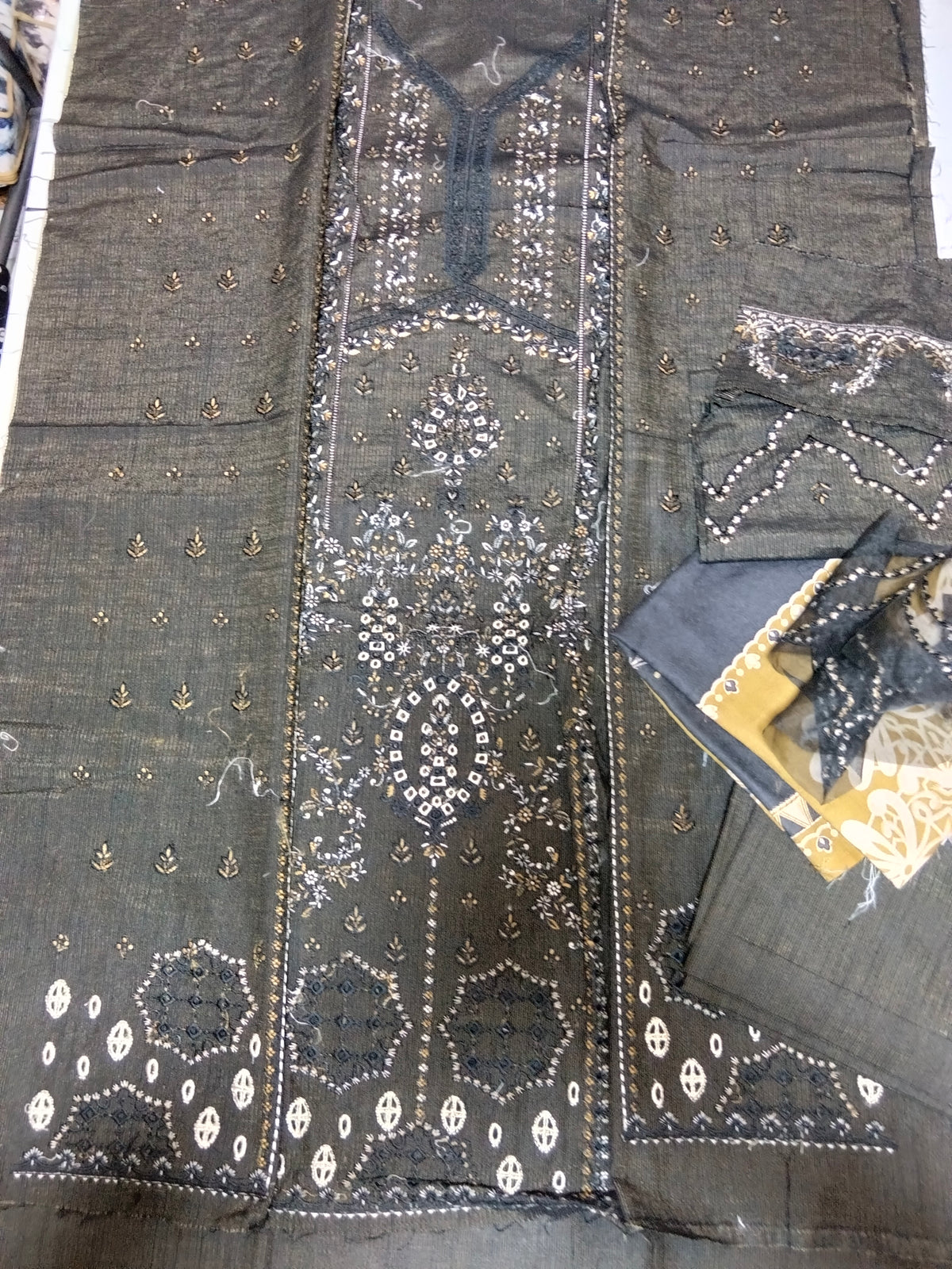 Sale Nureh (Winter) Embroidered 3PC