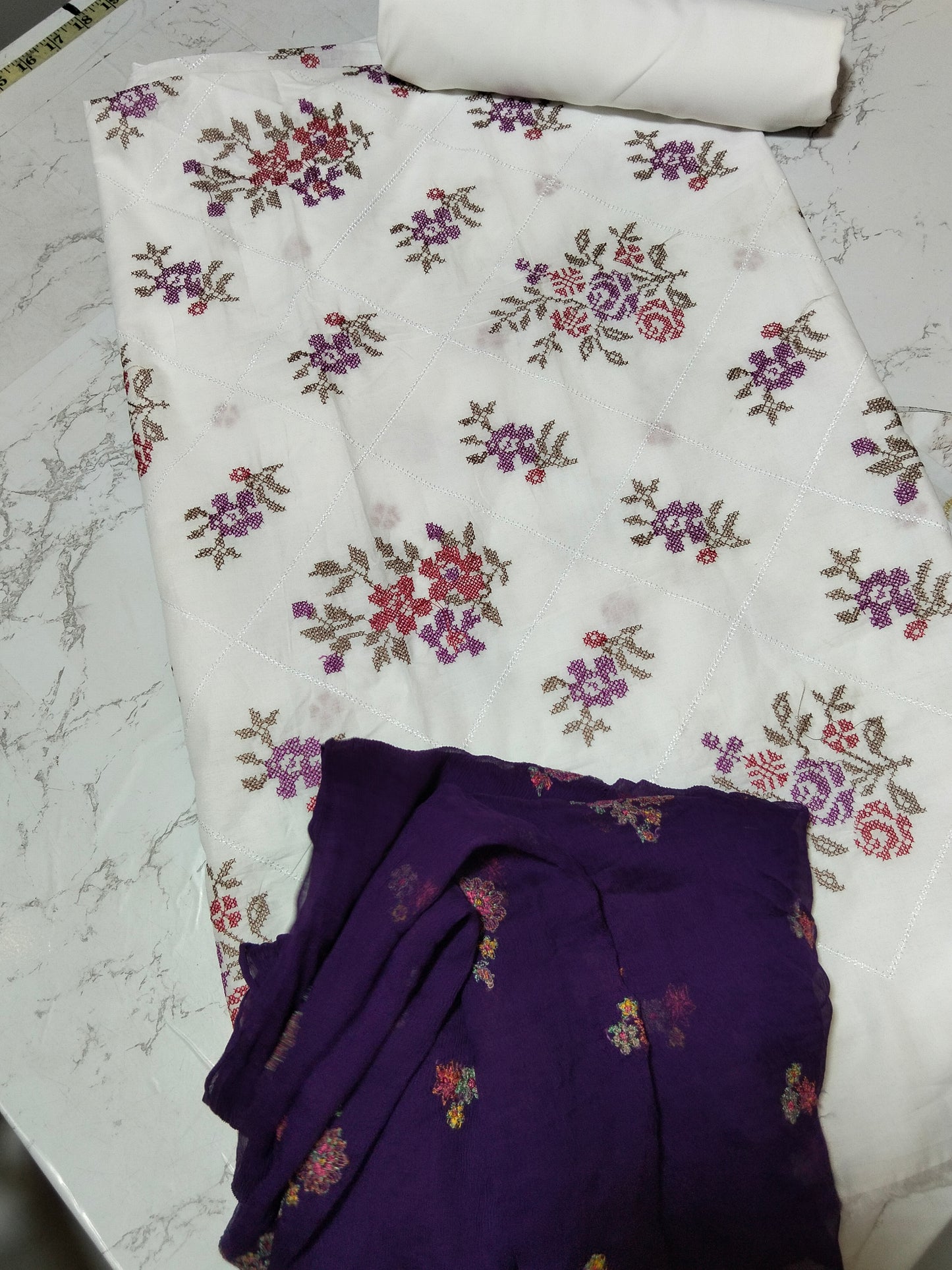 Sale breeze embroided lawn 2pc with plain trouser+breeze embroided pure chiffon dupatta