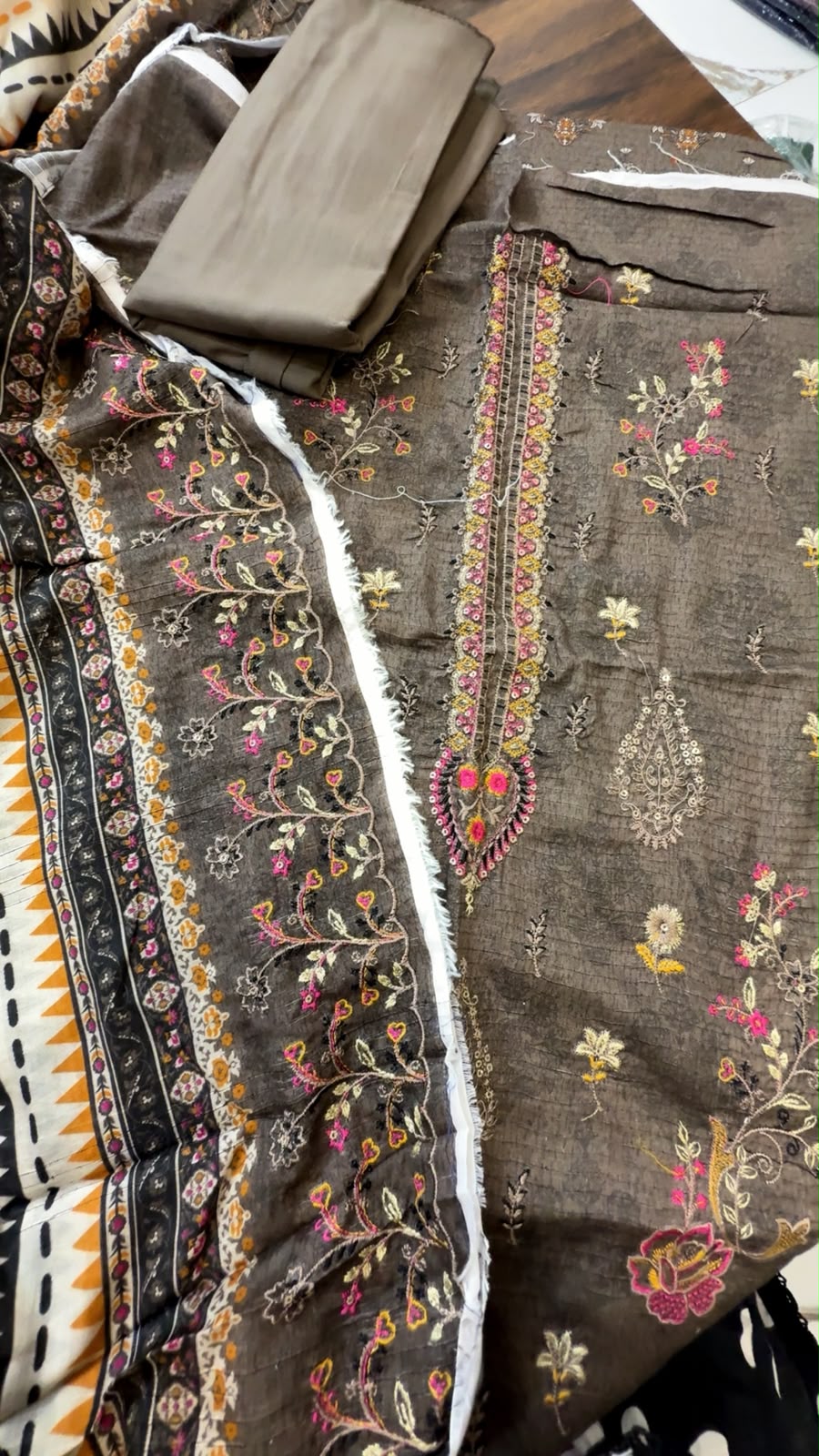 Sale Riaz arts embroided lawn 3pc with plain trouser and embroided dupatta