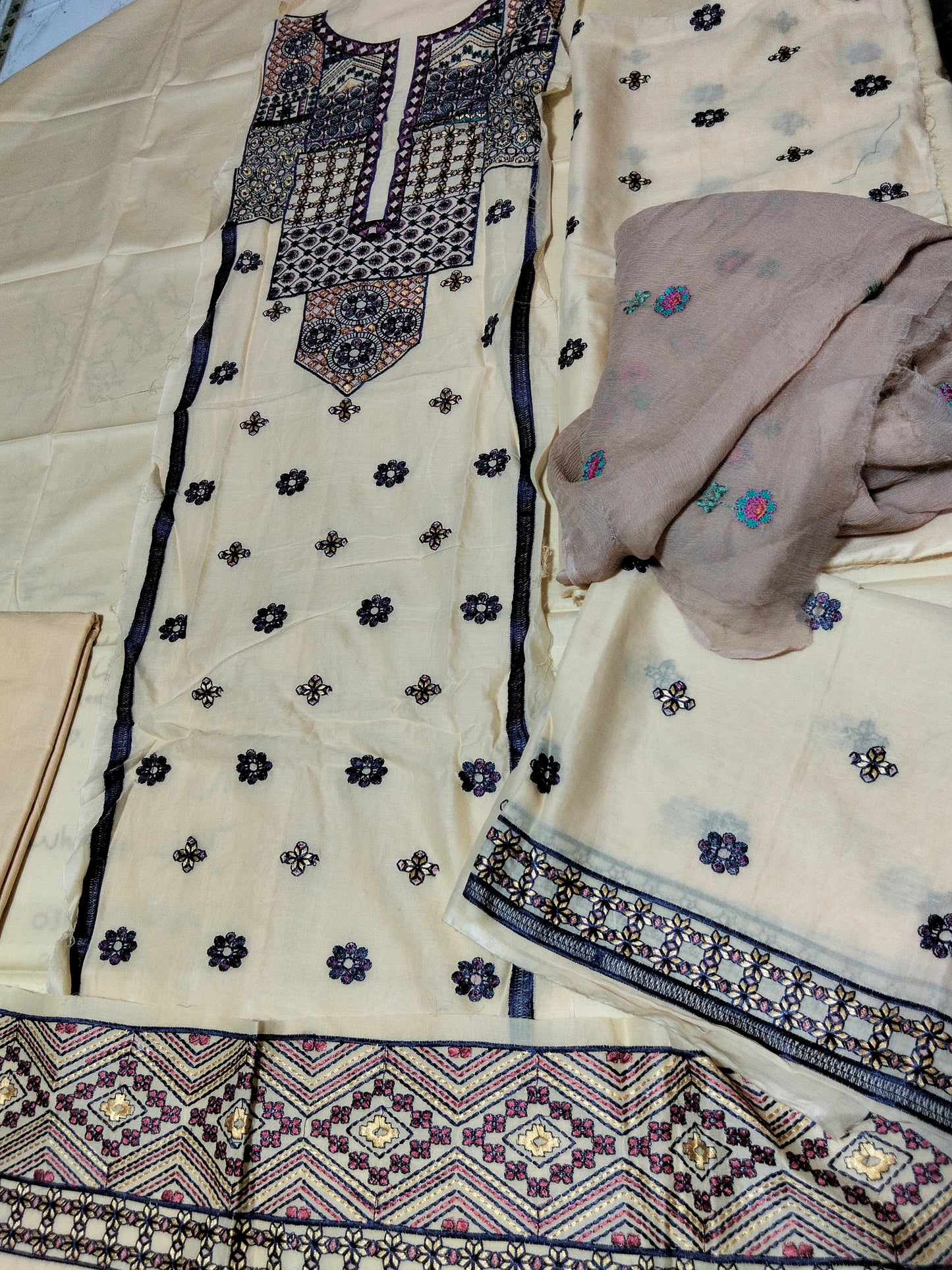 Sale big brand embroided lawn 2pc+Breeze embroided pure chiffon dupatta