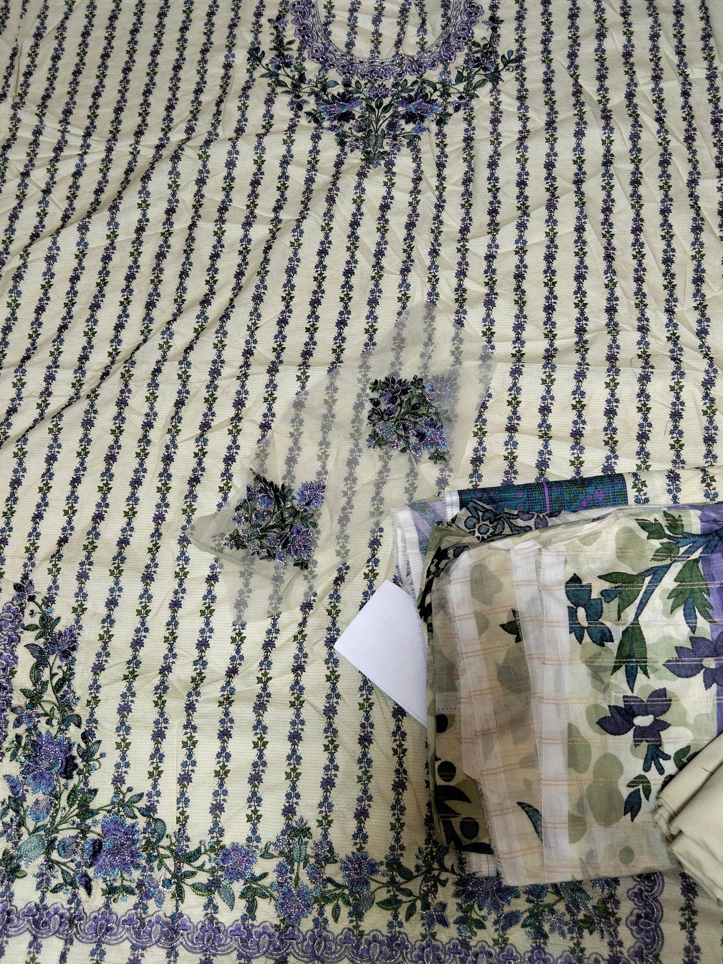 Sale sapphire embroided lawn 3pc with plain trouser and embroided patches