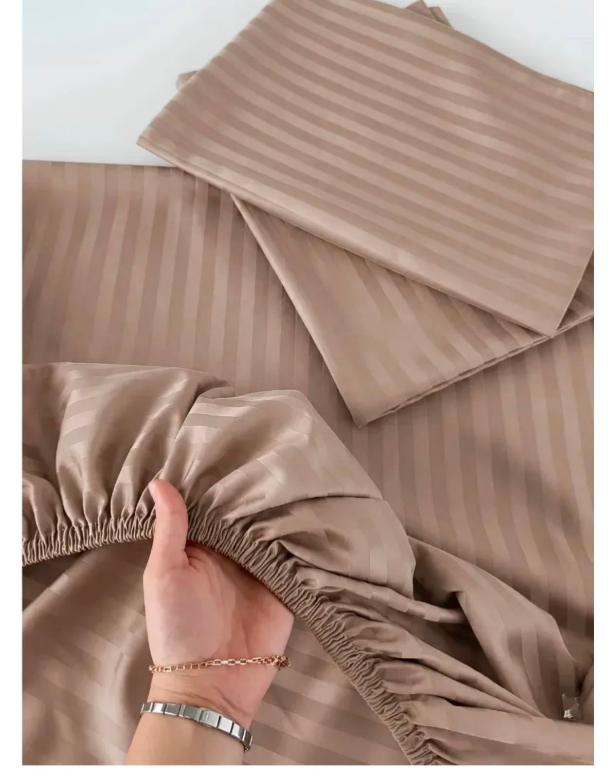 King size fitted bed sheet with 2 pillow covers leather embosed cotton satin (72*78)
Color (tee pink)