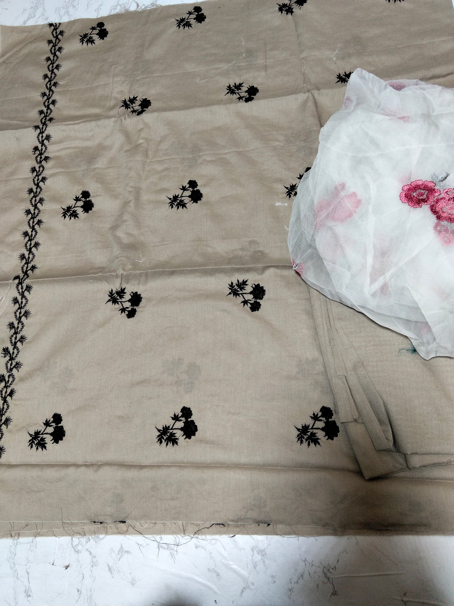 Sale embroided lawn 2pc +breeze embroided pure chiffon dupatta