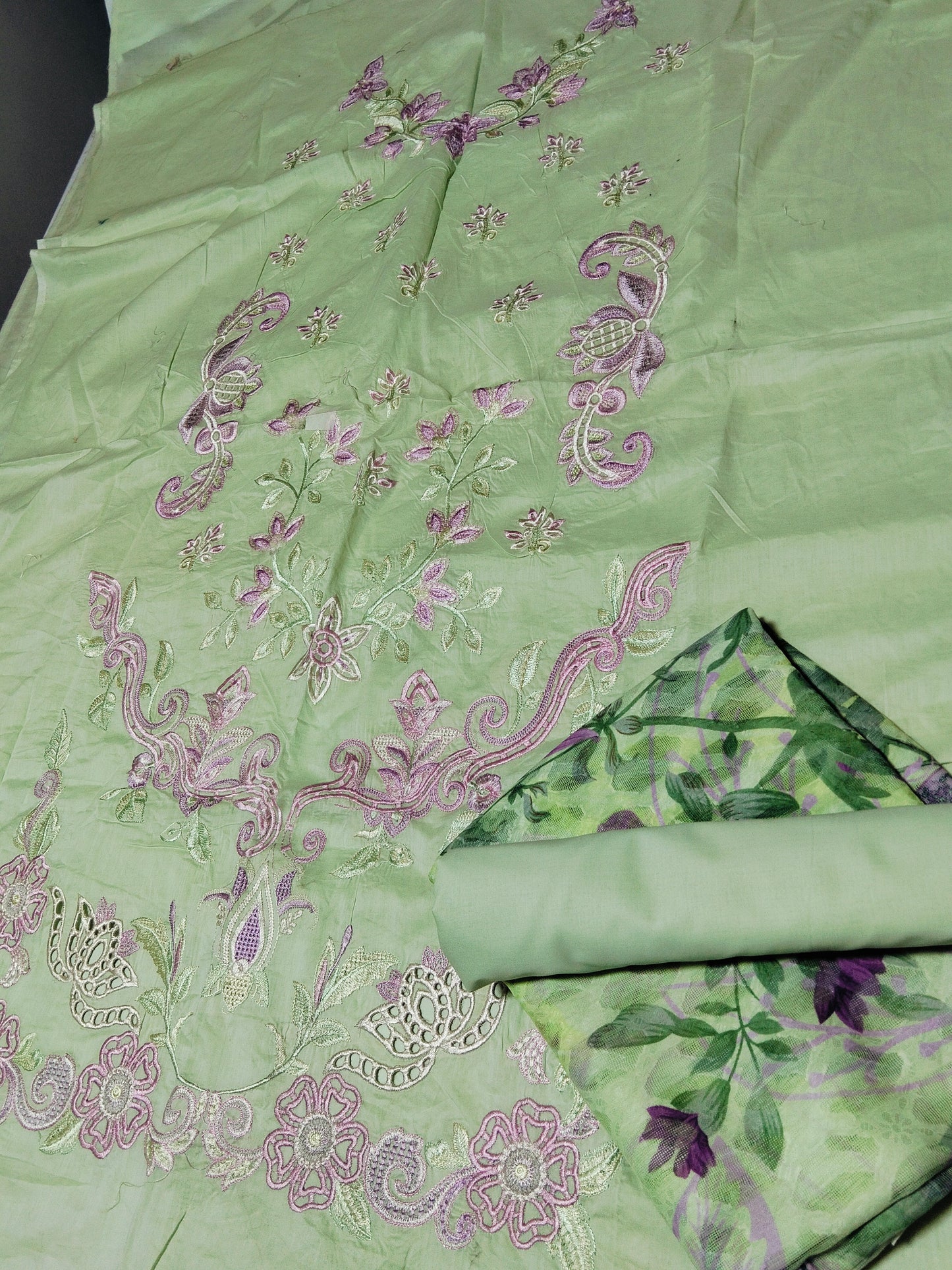 Sale rang rasiya embroided lawn 3pc with out patches
