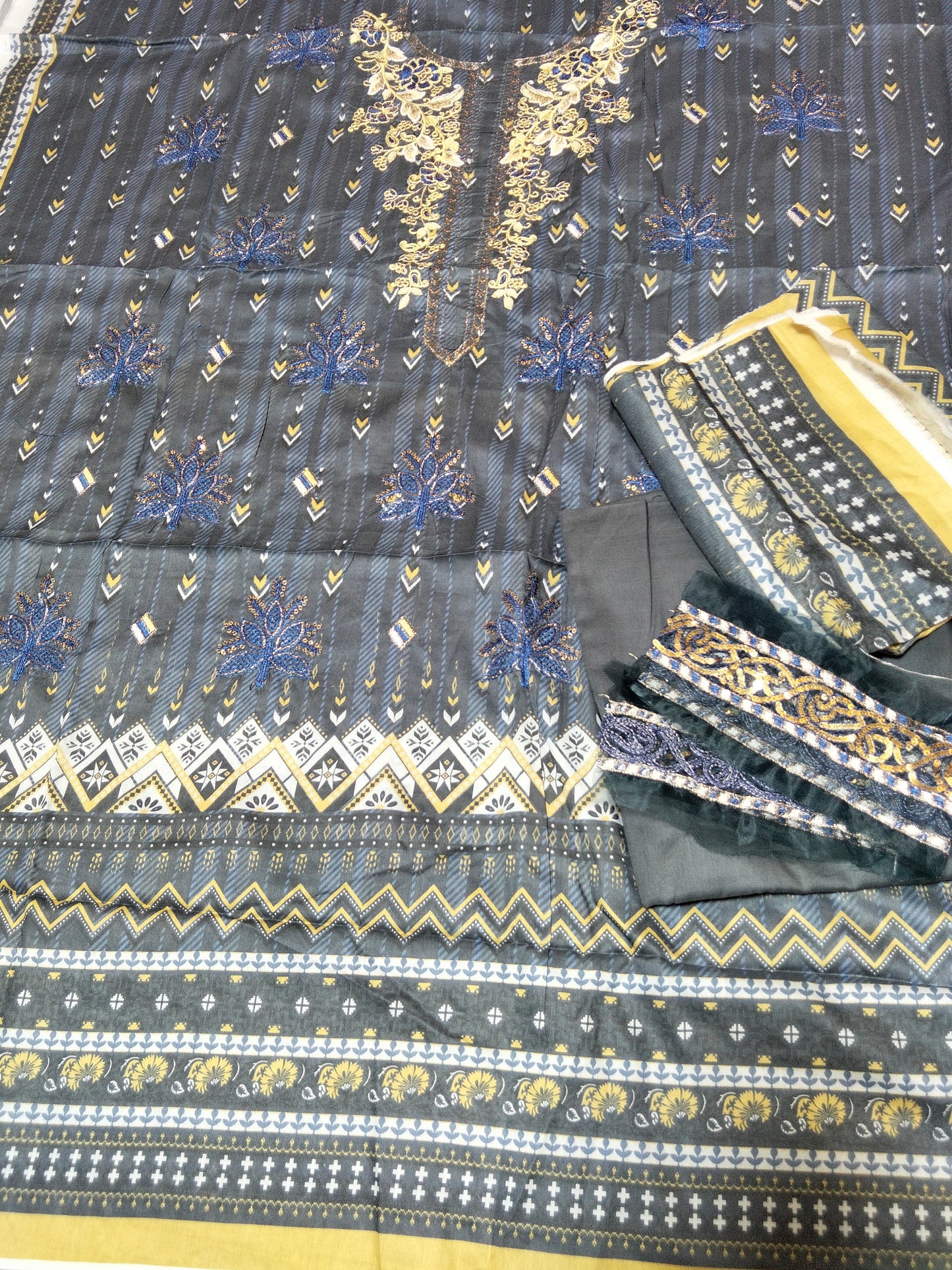 Sale Embroidered Lawn 3pc with Embroidered Patch