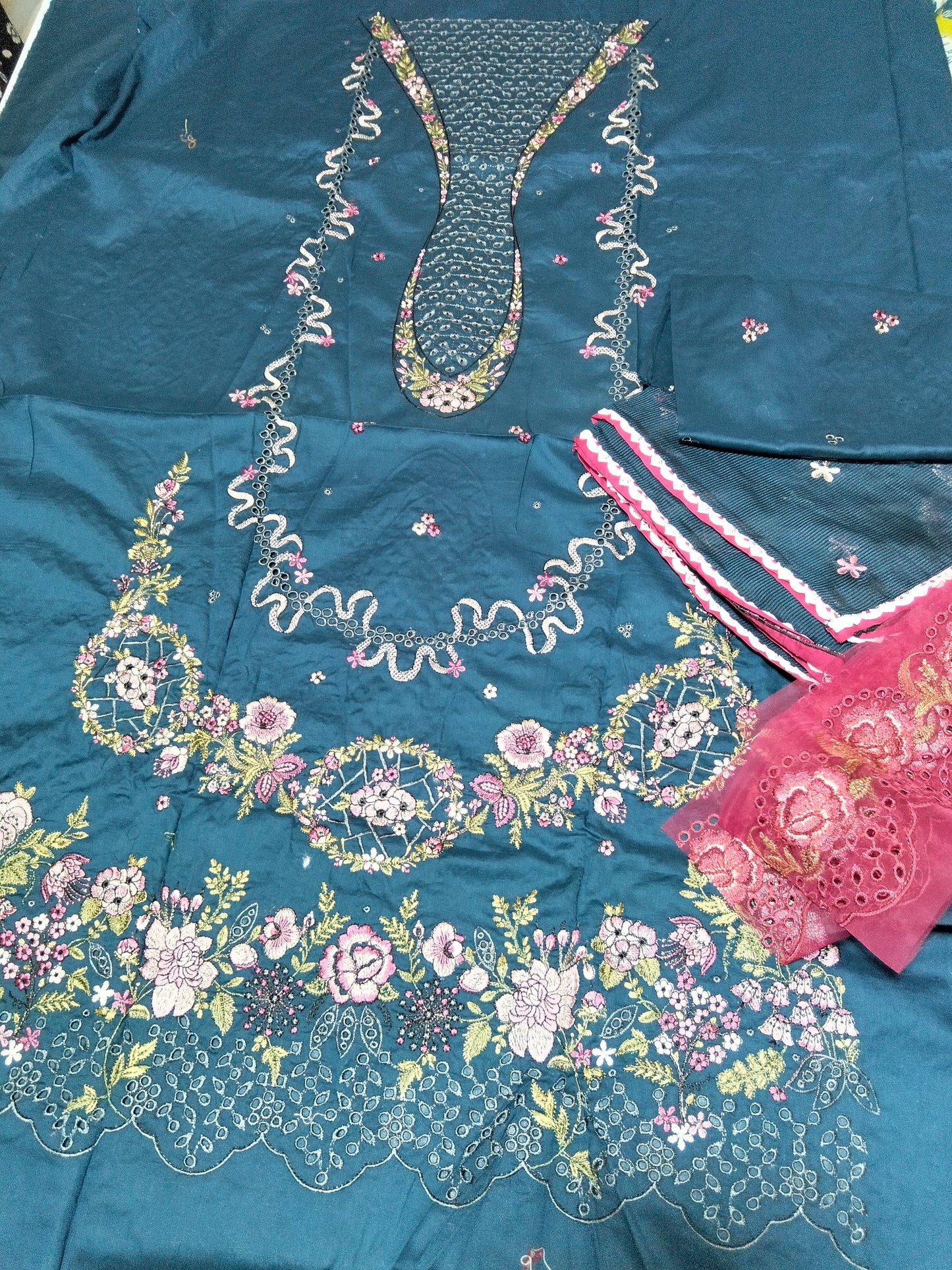 Sale embroided lawn 3pc with embroided dupatta