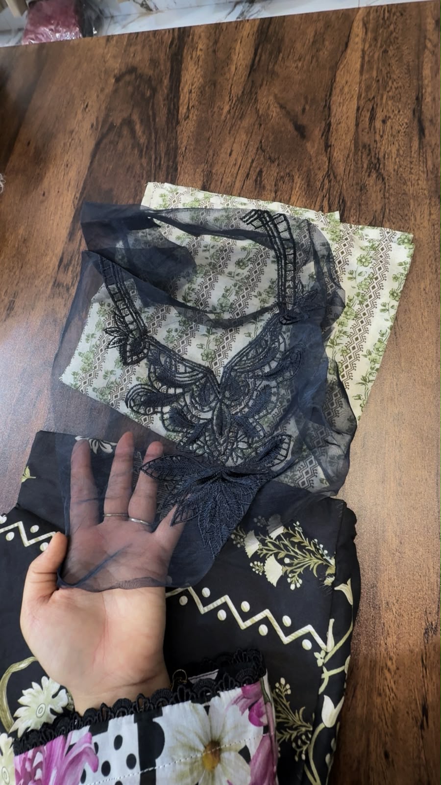 Sale sana safinaz printed linen 2pc shirt and trouser with embroided patche