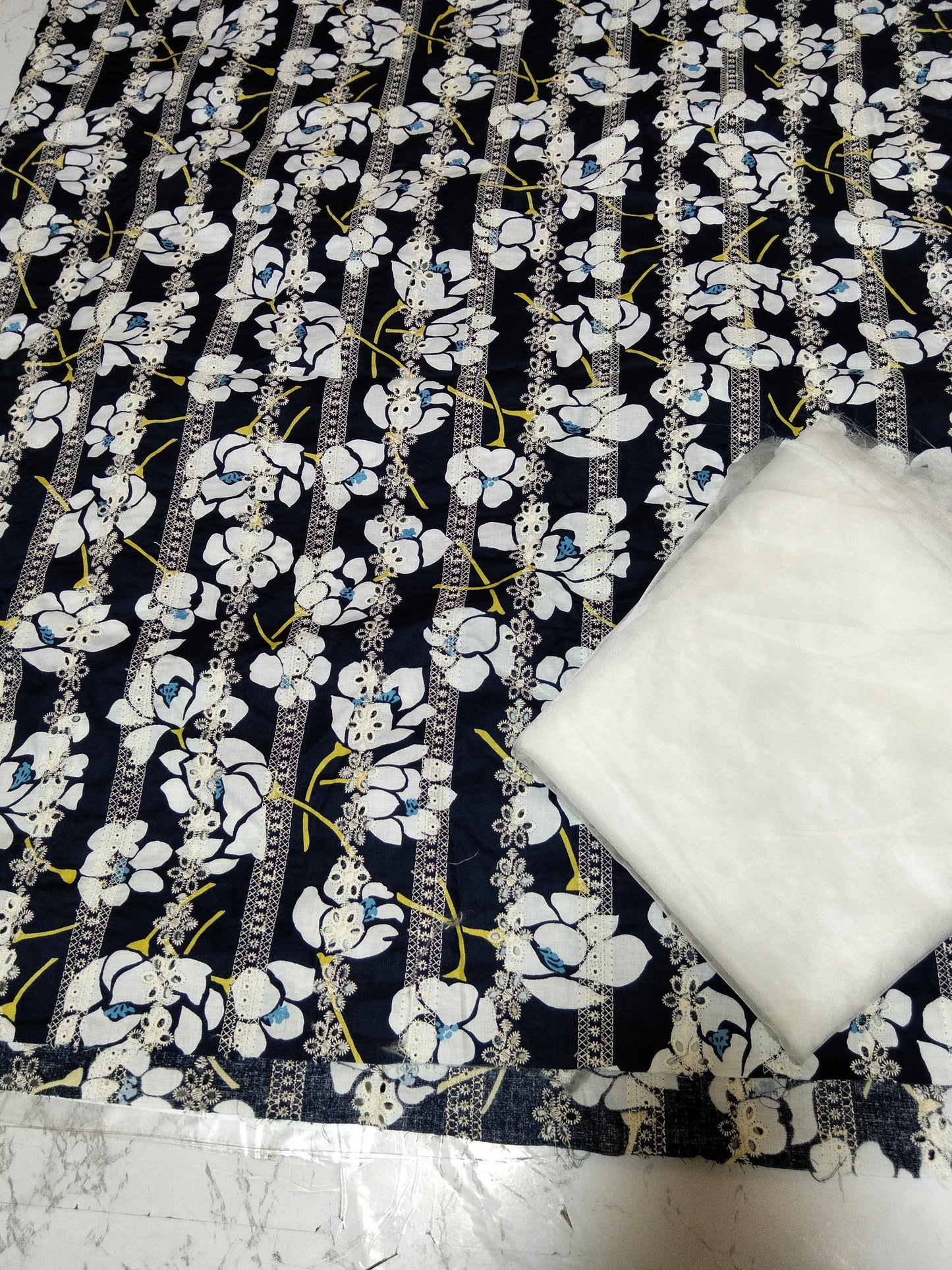 Sale Embroidered Lawn Shirt+ Organza Dupatta