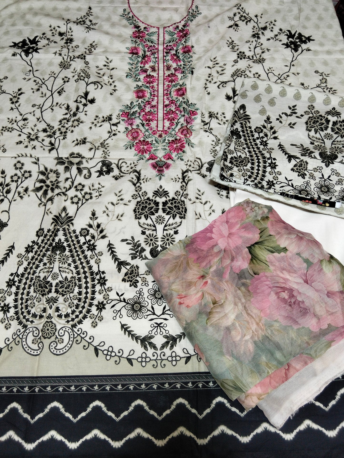 Sale Ethnic embroidered lawn 3Pc  chiffon dupatta