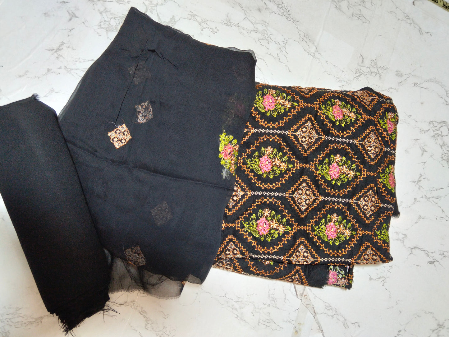Sale Breeze embroided karandi fabric 3pc with plain trouser and embroided chiffon dupatta