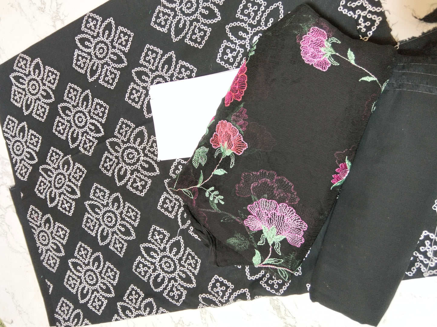 Sale breeze embroided lawn 2pc with plain trouser+ breeze embroided pure chiffon dupatta