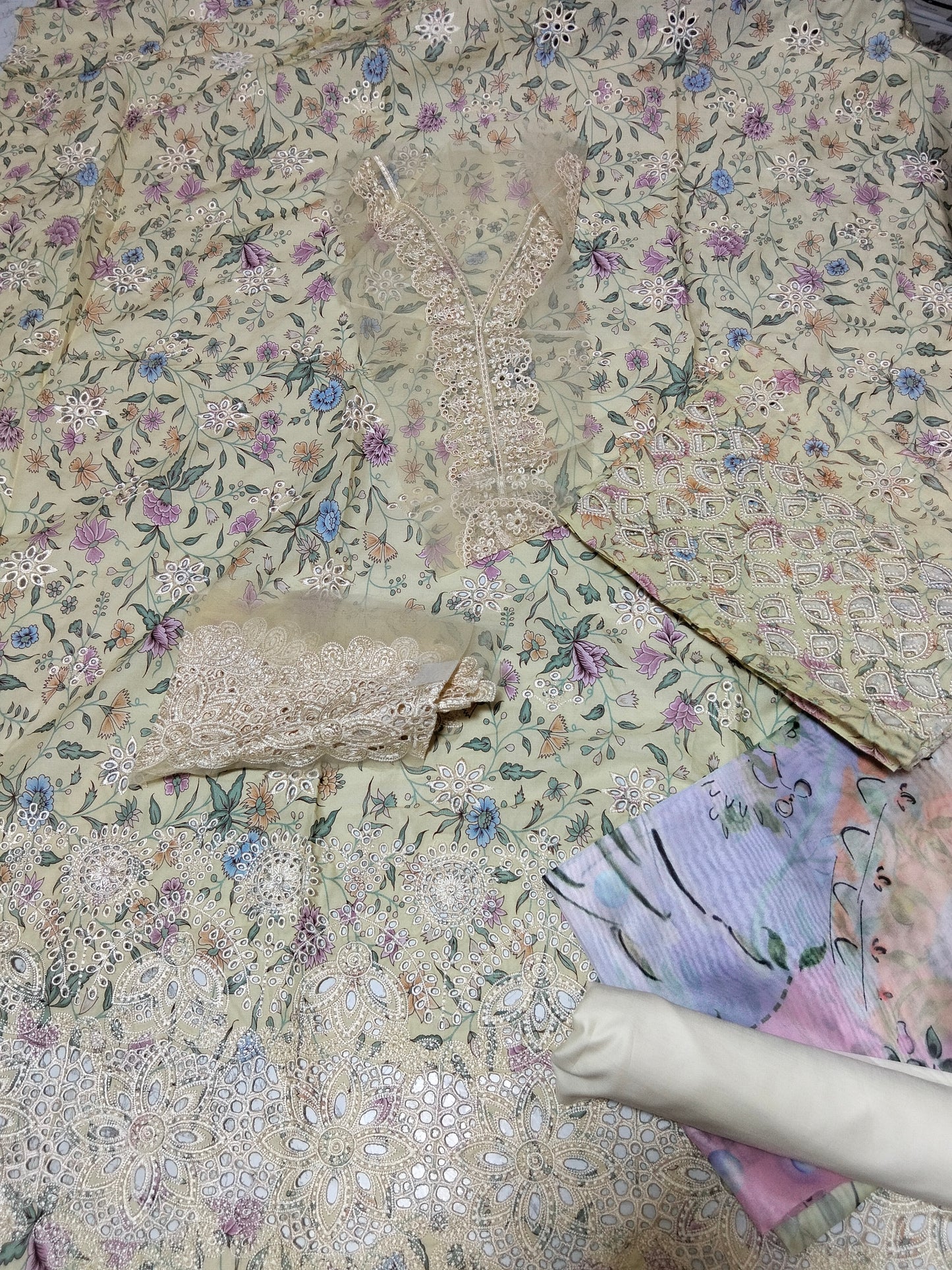 Sale aabyaan embroided lawn 3pc