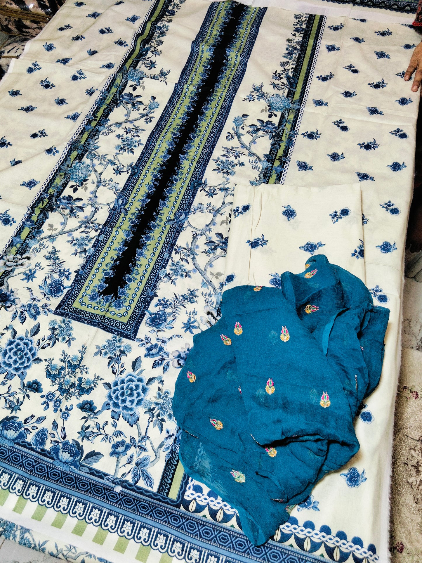 Sale lawn printed 2pc+Breeze embroidered pur chiffon dupatta