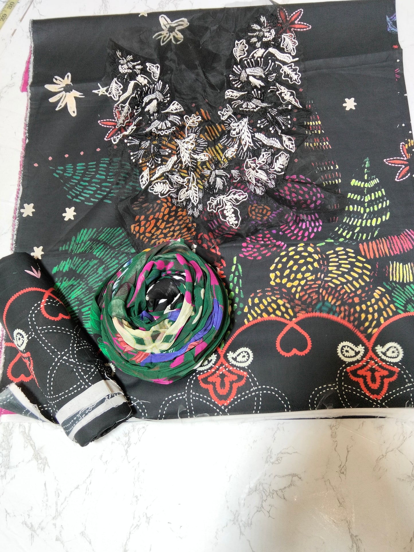 Sale Mushq printed lawn 3pc with plain trouser and printed chiffon dupatta with embroided  patche