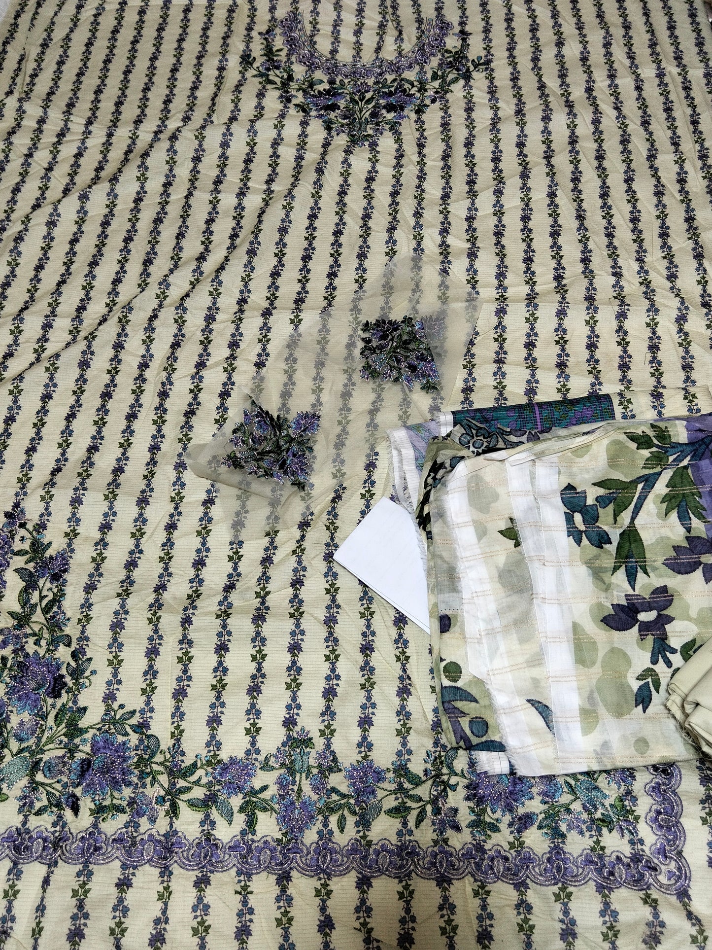 Sale sapphire embroided lawn 3pc with plain trouser and embroided patches