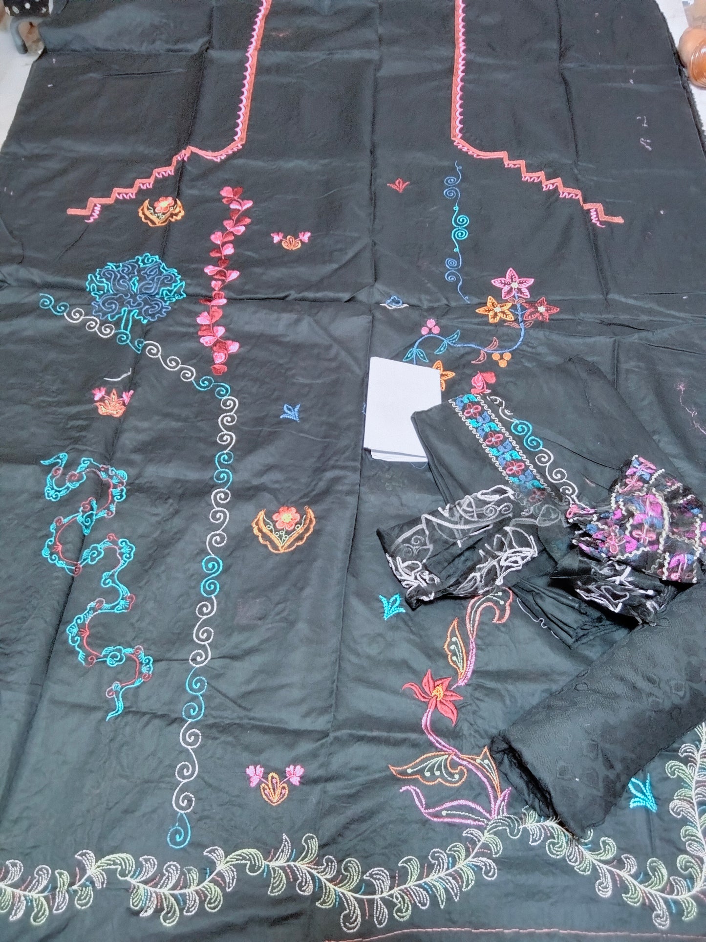 Sale Farah talib Aziz embroided lawn 2pc with embroided patches