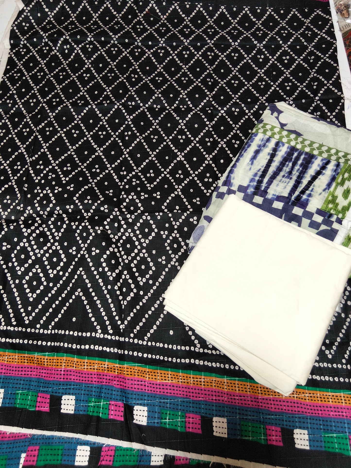 Sale printed lawn 2 PC+Elaf  printed duppta ( Complete 3pc)