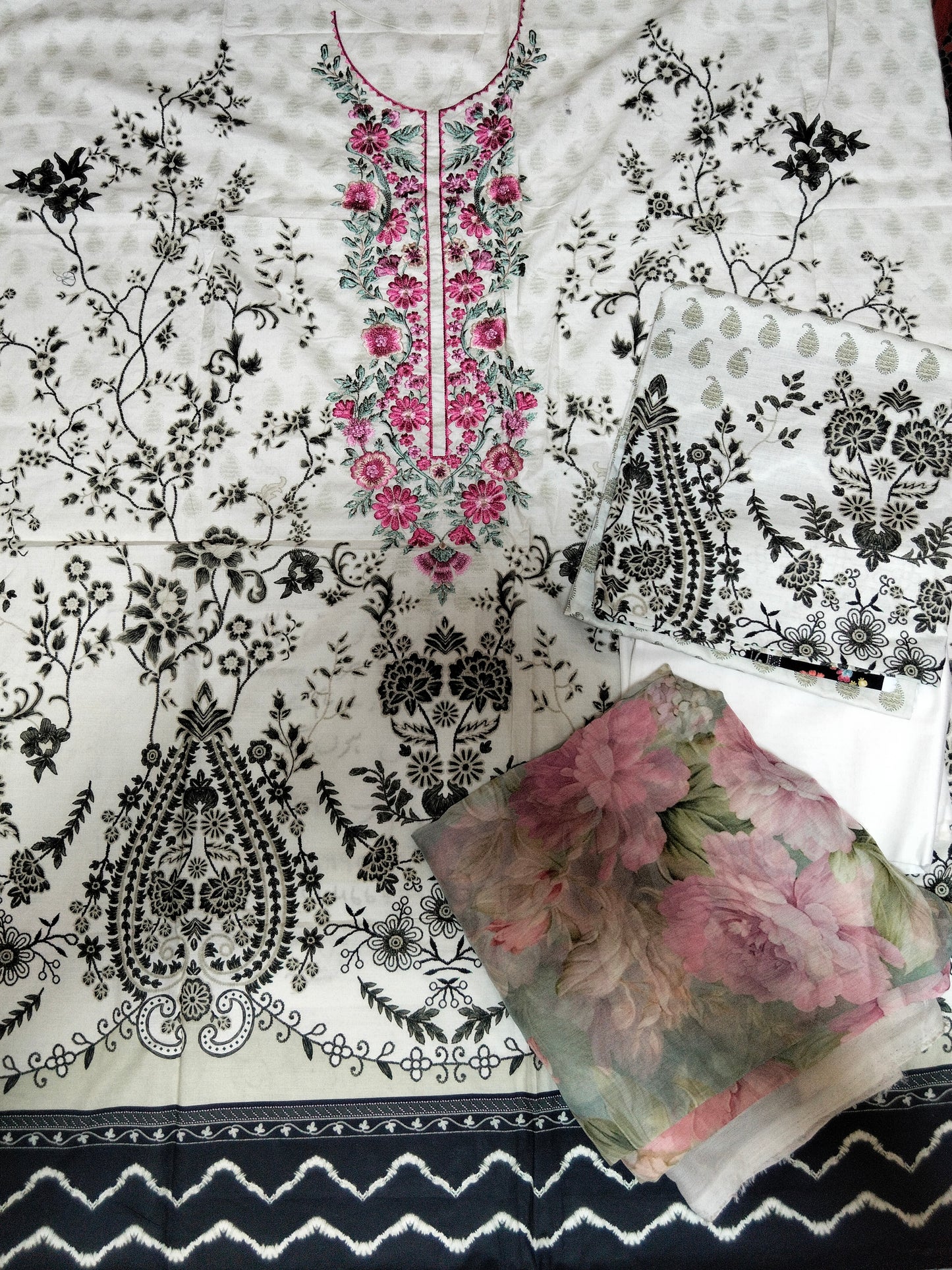 Sale Ethnic embroidered lawn 3Pc  chiffon dupatta