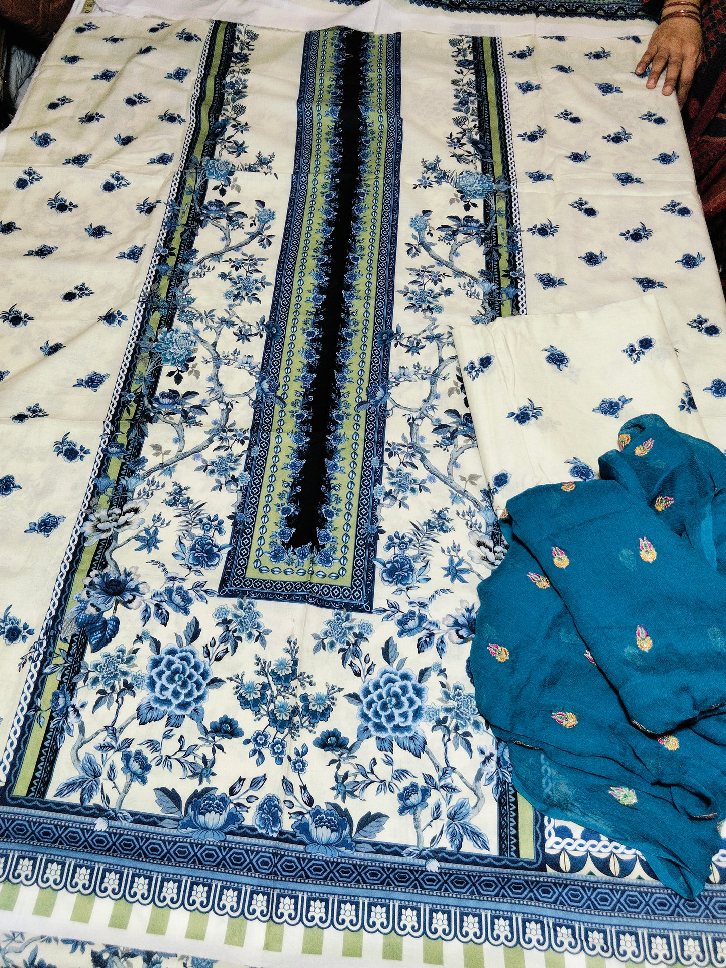 Sale lawn printed 2pc+Breeze embroidered pur chiffon dupatta
