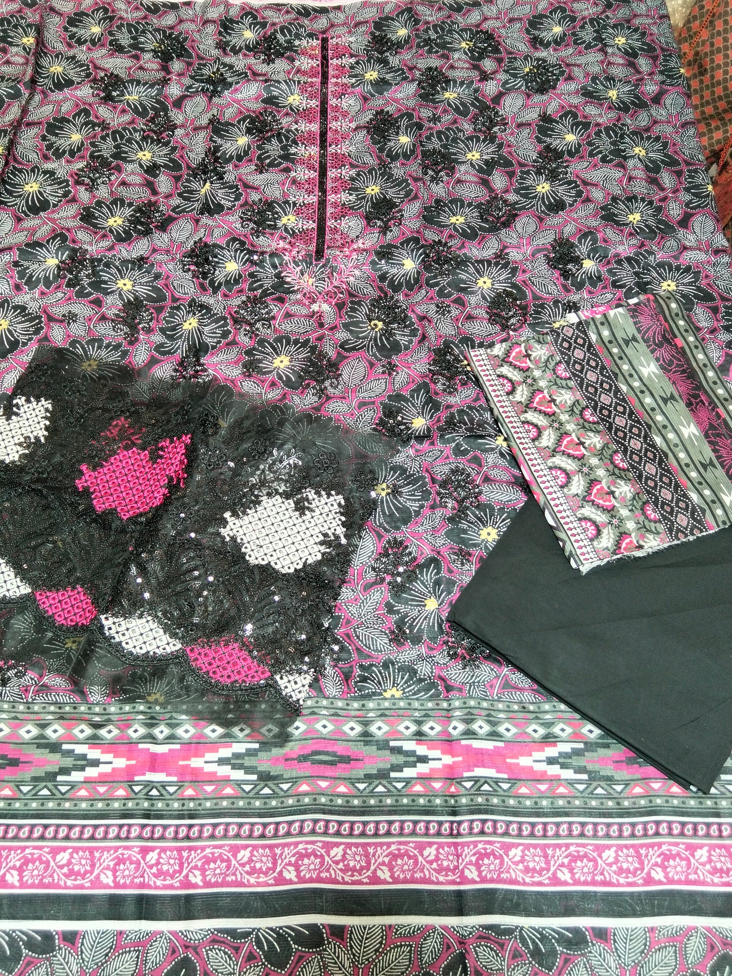 Sale Luxury embroidered Doria Lawn 3Pc