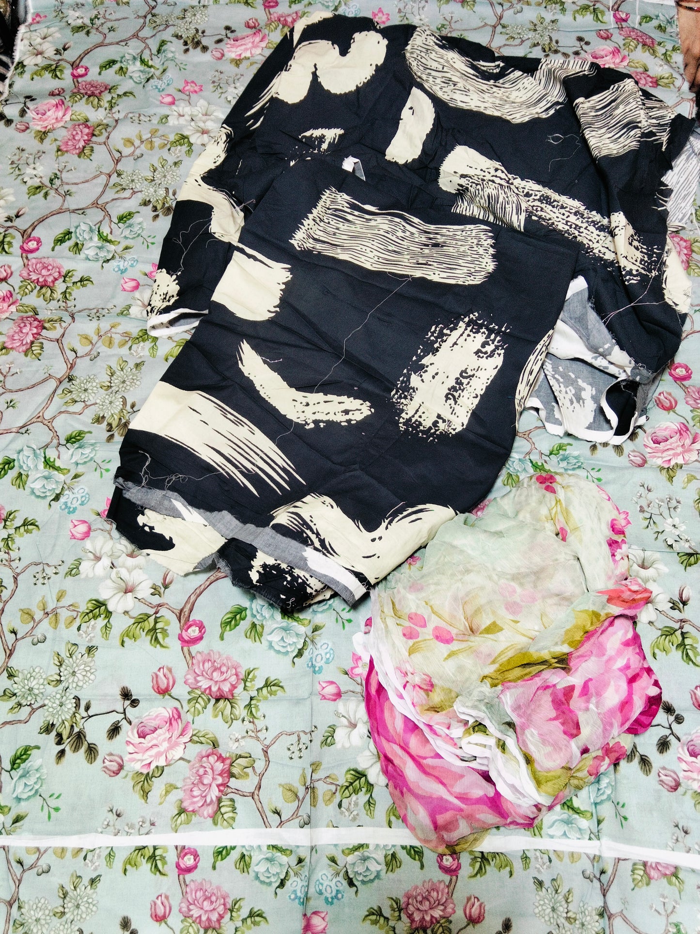 Sale printed lawn 2pc shirt and Duppata+Lawn printed shirt